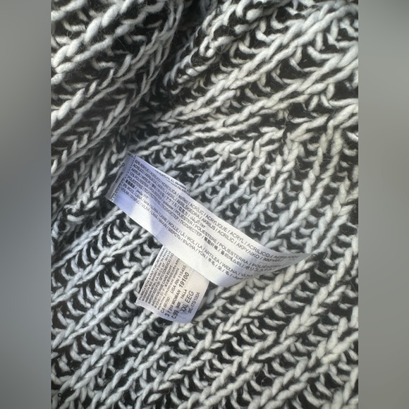 NWT Mango MNG turtleneck sweater size XXL
Pit to pit: 29 1/2”
Length: 20” - Picture 5 of 7